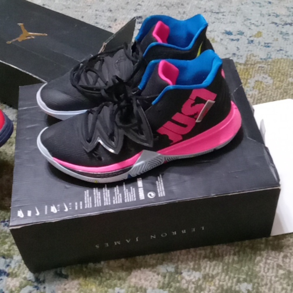 Basketball sneaker